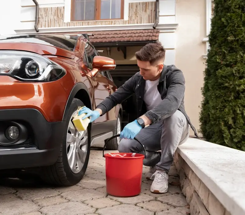 Lavage auto à domicile Val-d'Izé : professionnel intervenant sur un véhicule